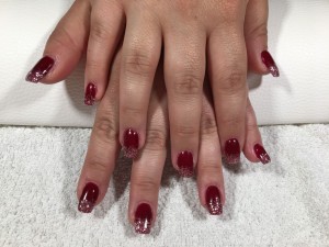 Rote Nägel mit Schneeflocken